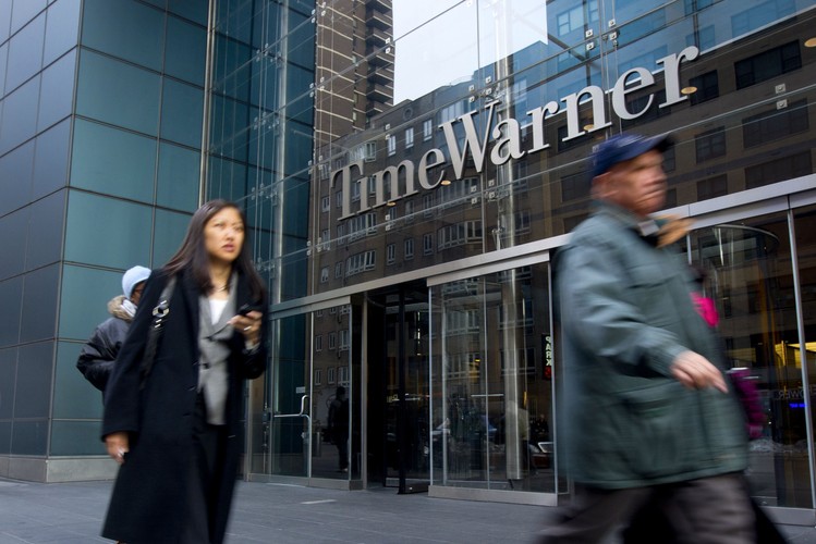 <b>4. Time Warner - 156 miejsce w rankingu</b> 
<br>
<br>
Grupa Time Warner powstała w 1990 roku w wyniku fuzji pomiędzy wydawnictwem Time Inc. (wydawcą tygodnika „Time”) i wytwórnią filmową Warner Communications. 
<br>
<br>
W 1995 roku stworzyła razem z Philipsem, Sonym i Toshibą standard DVD. W następnym roku w jej skład weszło imperium mediowe Teda Turnera. Wtedy też Time Warner uzyskało pierwszą pozycję spośród korporacji mediowych świata. 
<br>
<br>
W 2001 roku Time Warner zostało zakupione przez giganta branży internetowej, America OnLine i zmieniło nazwę na „AOL Time Warner”. Po dwóch latach, gdy AOL okazał się najbardziej deficytową częścią nowego koncernu, powrócono do dawnej nazwy. 
<br>
<br>
W 2009 roku w ogóle zakończono związek AOL-u z Time Warner.