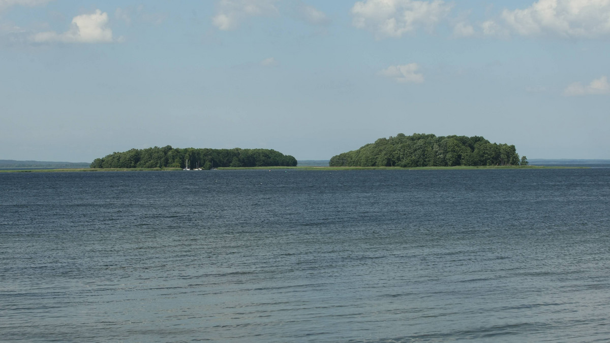 Prawdopodobnie dwie osoby utonęły w czwartek w warmińsko- mazurskich jeziorach. 36-letni mieszkaniec Szestna pod Mrągowem nie wrócił z jeziora Salęt, a na jeziorze Hartowiec przewróciła się łódka. Jeden z pasażerów nie wypłynął - informuje Radio Olsztyn.