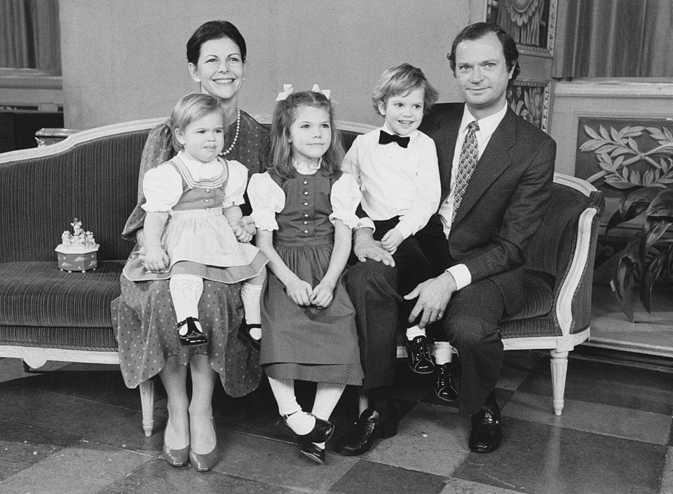 Szwedzka rodzina królewska: król Karol XVI Gustaw i królowa Sylwia wraz z dziećmi