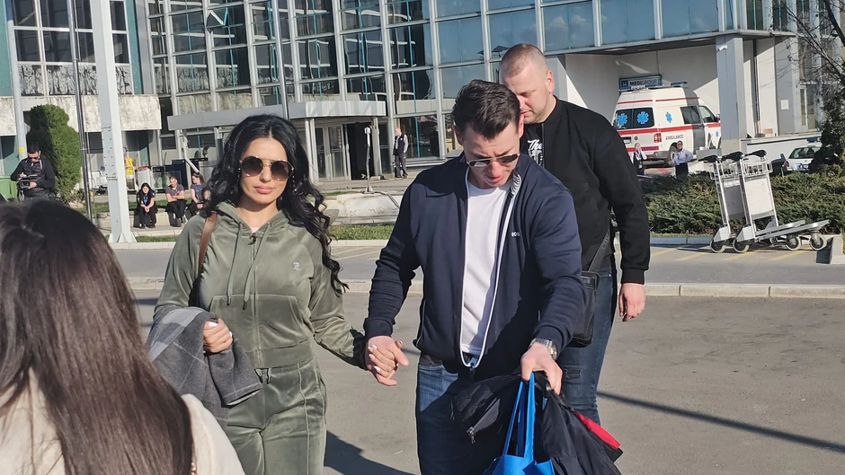 Tanja Savić sa dečkom na aerdromu "Nikola Tesla"