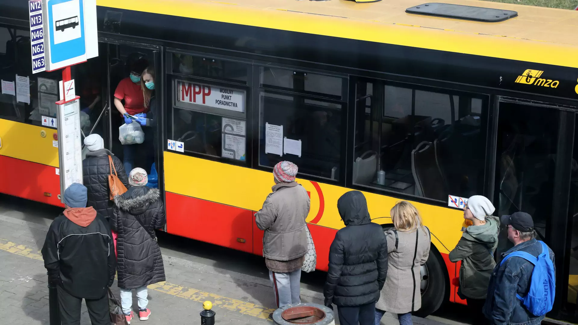 Specjalna linia autobusowa w Warszawie. Można się ogrzać i znaleźć fachową pomoc