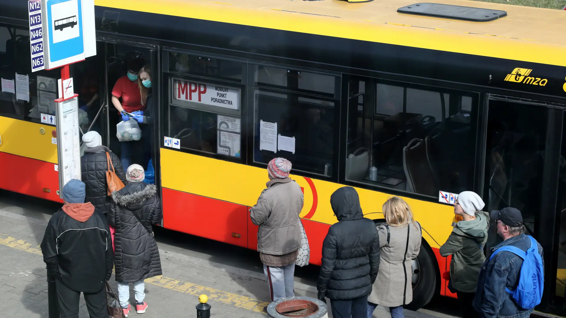 Specjalna linia autobusowa w Warszawie. Można się ogrzać i znaleźć fachową pomoc