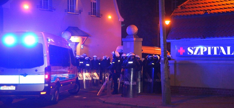 14 policjantów rannych. Nocna bitwa przed szpitalem, w którym zmarł kibic. ZDJĘCIA