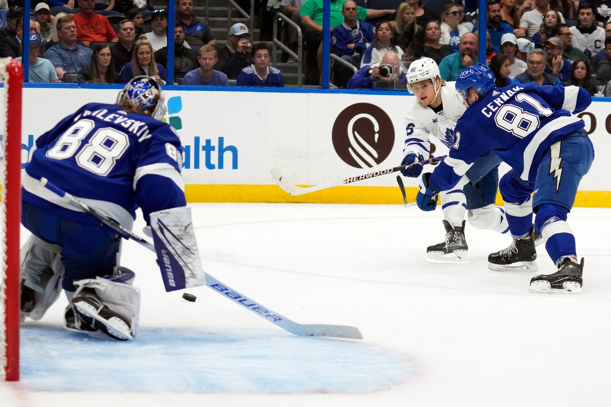 William Nylander (Toronto) a Erik Černák (Tampa Bay).