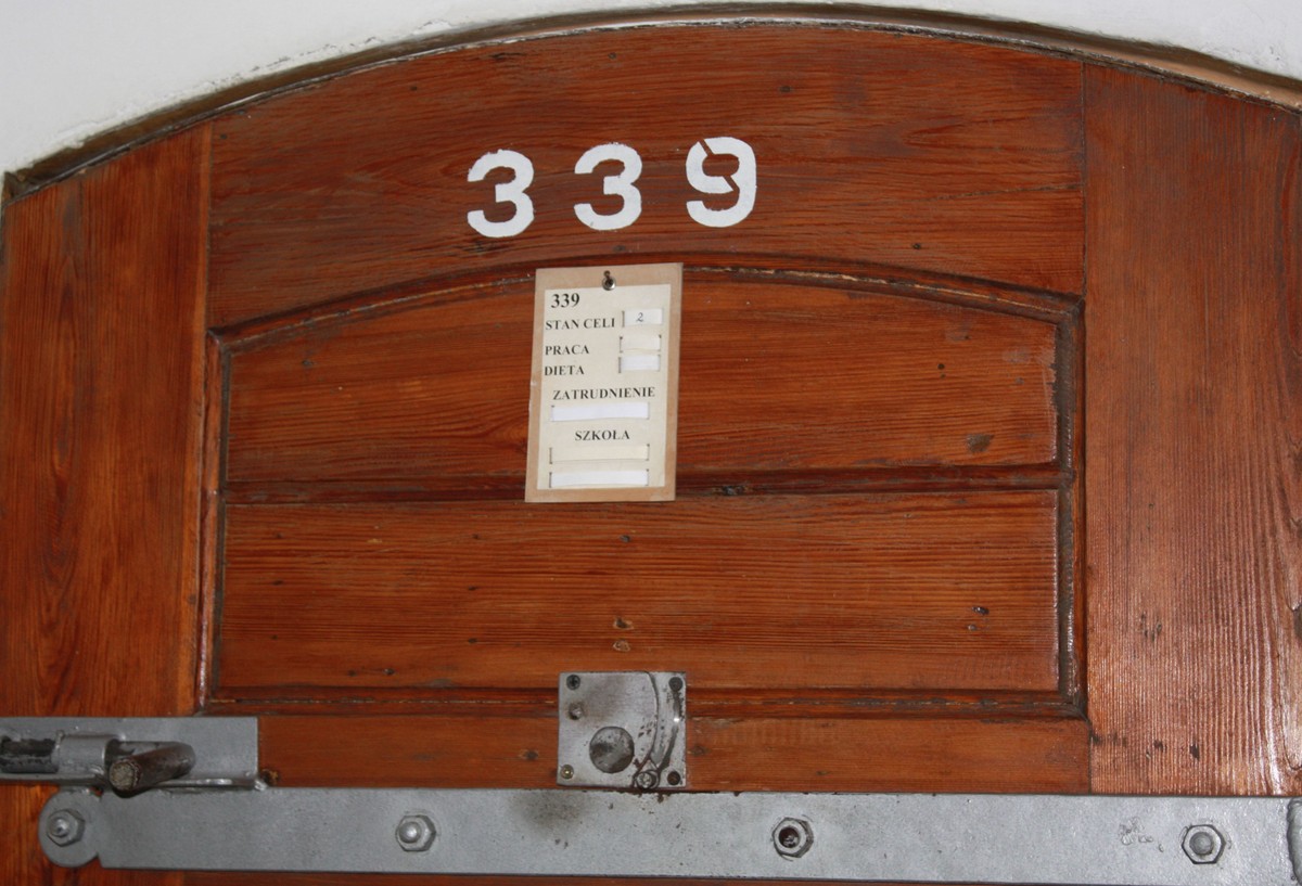 Drzwi do celi w Zakładzie Karnym nr 2 w Strzelcach Opolskich