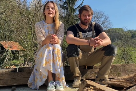 IZGUBILI KROV NAD GLAVOM I ŽIVELI U KONTEJNERU Naša glumica se udala za hrvatskog pevača: Godinu dana proveli u 12 kvadrata, a danas su srećni i imaju dvoje dece