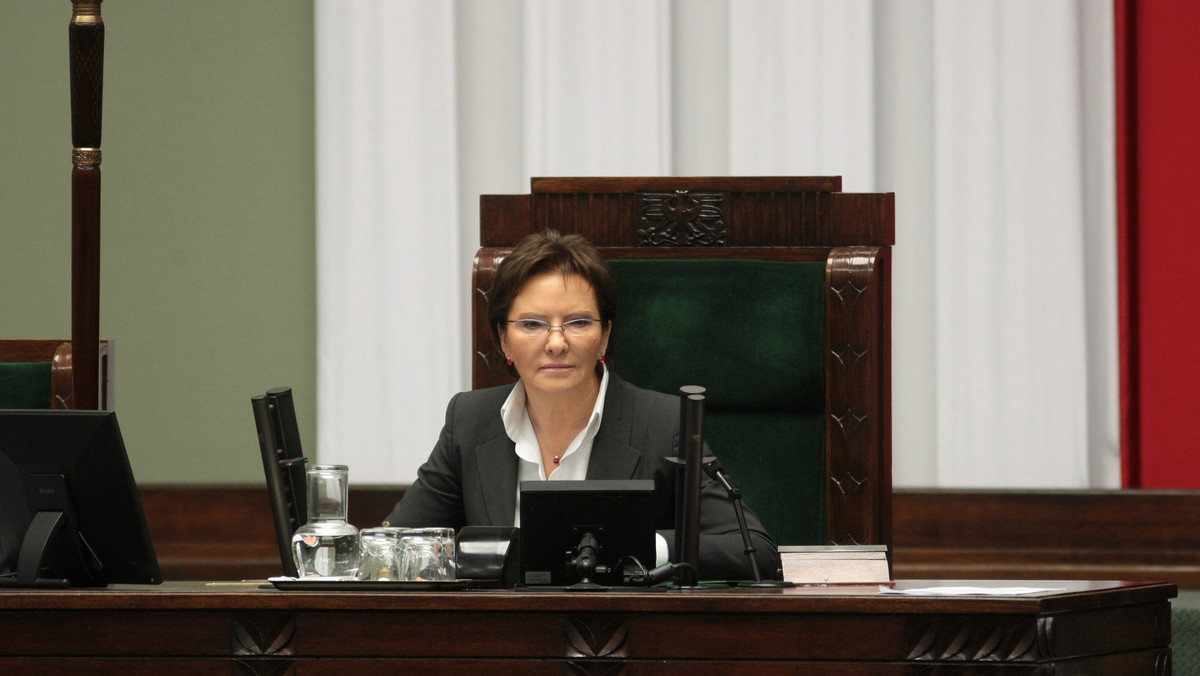 Około południa Sejm rozpoczął drugie posiedzenie w tej kadencji. Posłowie zajmą się na nim projektem ustawy okołobudżetowej. Będą też głosować ws. wniosku klubu Solidarna Polska o odwołanie Wandy Nowickiej (Ruch Palikota) z funkcji wicemarszałka Sejmu.