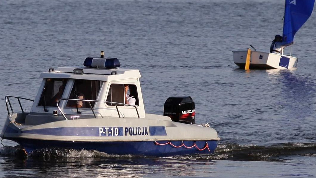 Na nic zdają się apele i ostrzeżenia policji. Na wodzie niestety nie brakuje podchmielonych sterników. Tylko w ciągu dwóch dni warmińsko–mazurscy stróże prawa zatrzymali trzech nietrzeźwych miłośników wypoczynku na wodzie.