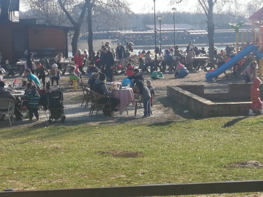 Posetioci su napunili kafiće na Adi