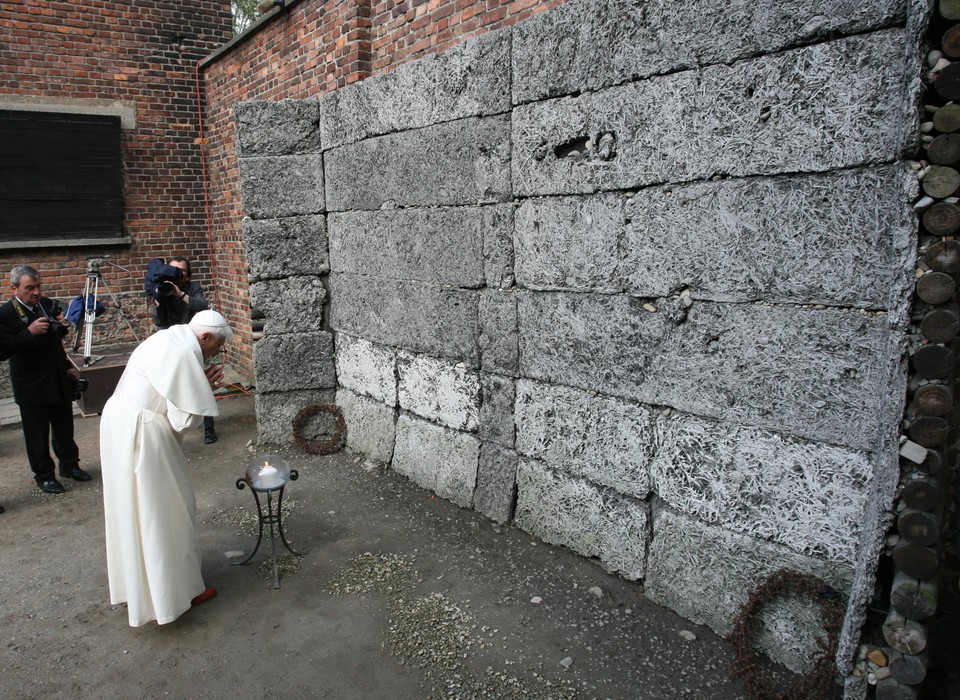 Benedykt XVI w Auschwitz przed ścianą śmierci