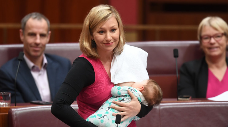 Larissa Waters ausztrál képviselő kislányával a keblén szólalt fel a parlamentben /Fotó: MTI