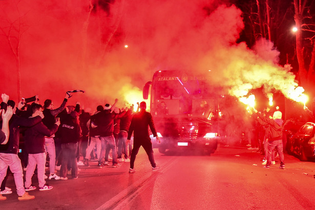 Tysiące kibiców dopingowało Atalantę przed stadionem w Bergamo