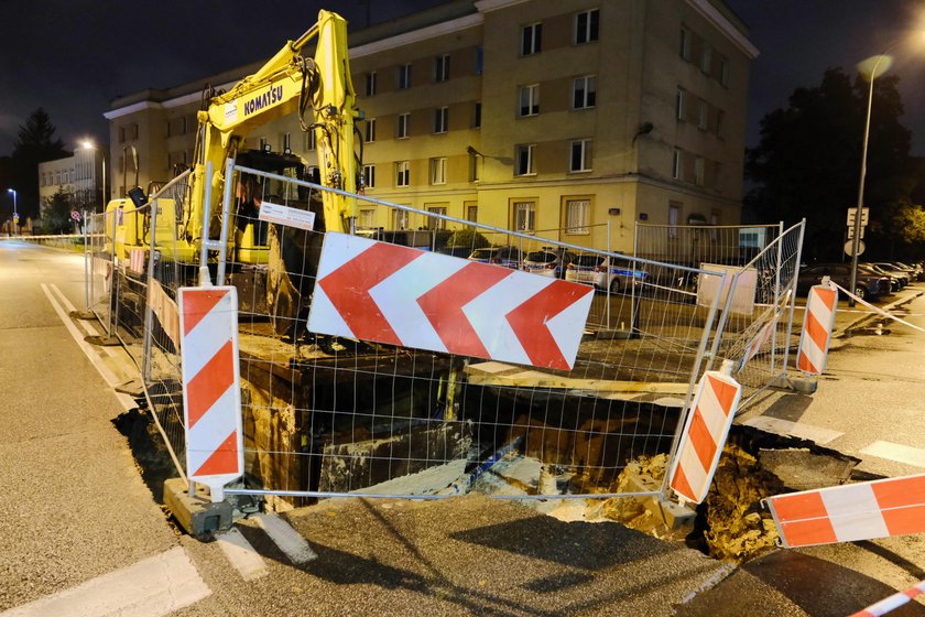 Poważna awaria wodociągowa w stolicy. Zapadł się fragment ulicy