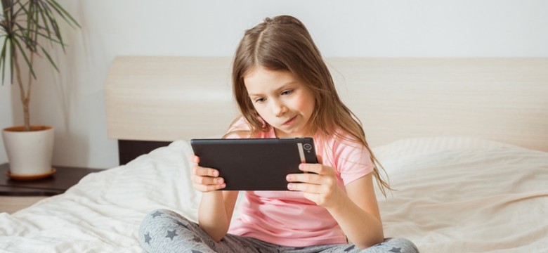 Transmisje na żywo to nie tylko świetna rozrywka. Oto, jakie zagrożenia czyhają na dzieci korzystające ze streamingu