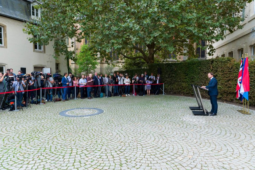 Premier Wielkiej Brytanii uciekł z konferencji. Wygwizdali go!