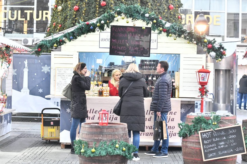Cena kuvanog vina i rakije od 200 dinara 