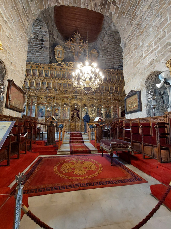 Cerkiew św. Łazarza jest bogato ozdobiona. W środku znajdują się cenne ikony
