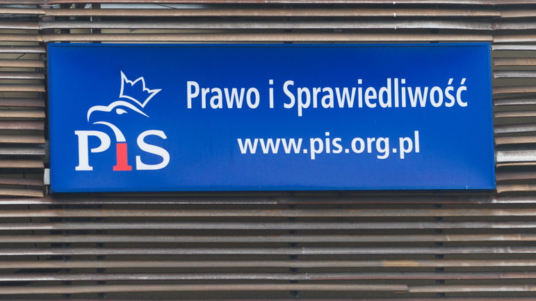 Mężczyzna wtargnął do siedziby PiS przy Nowogrodzkiej. Prokuratura chce umorzenia postępowania