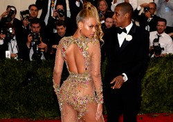 Która bardziej rozebrana? Gwiazdy muzyki na najważniejszym balu Ameryki [ZDJĘCIA]