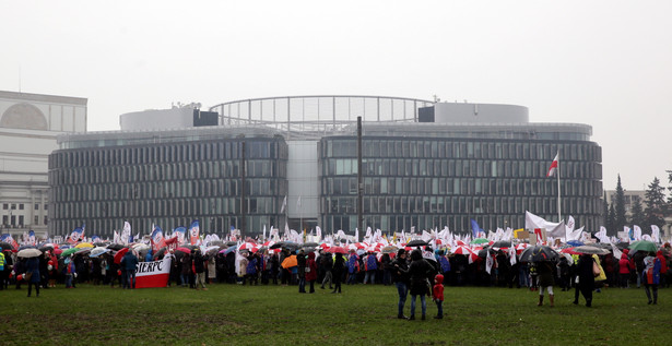 Uczestnicy ogólnopolskiej manifestacji "Nie dla chaosu w szkole"