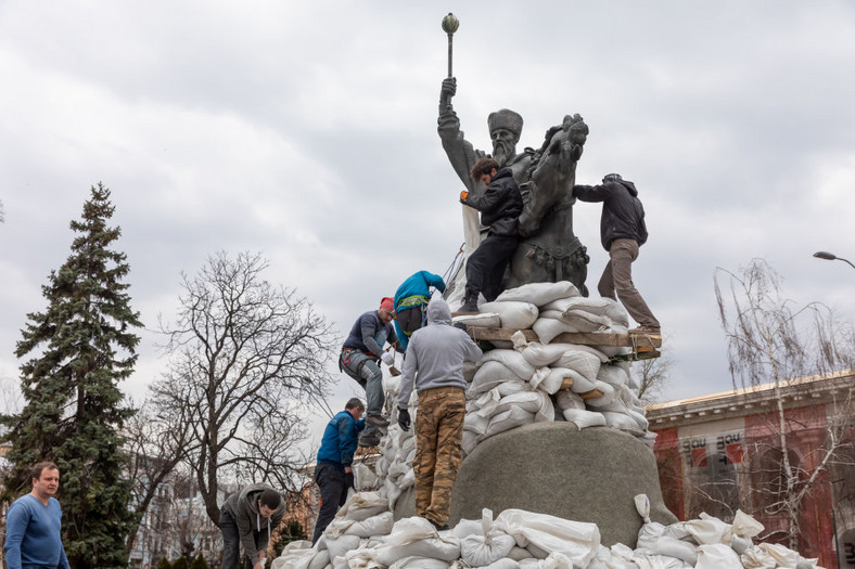 Mieszkańcy Kijowa zabezpieczający pomniki i zabytki stolicy