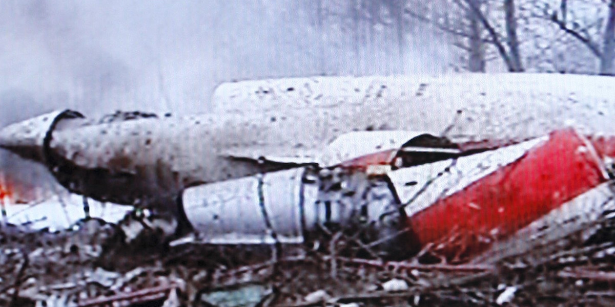 10 kwietnia 2010. Wrak rozbitego samolotu z polską delegacją tuż po katastrofie leży na polu w Smoleńsku