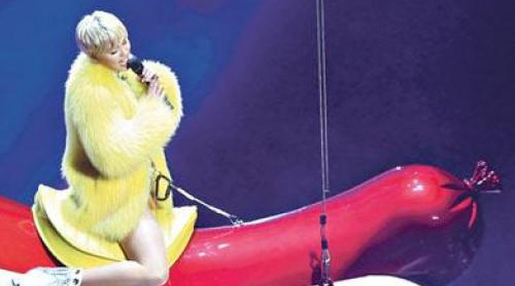 Kolbászon vonaglott Miley Cyrus