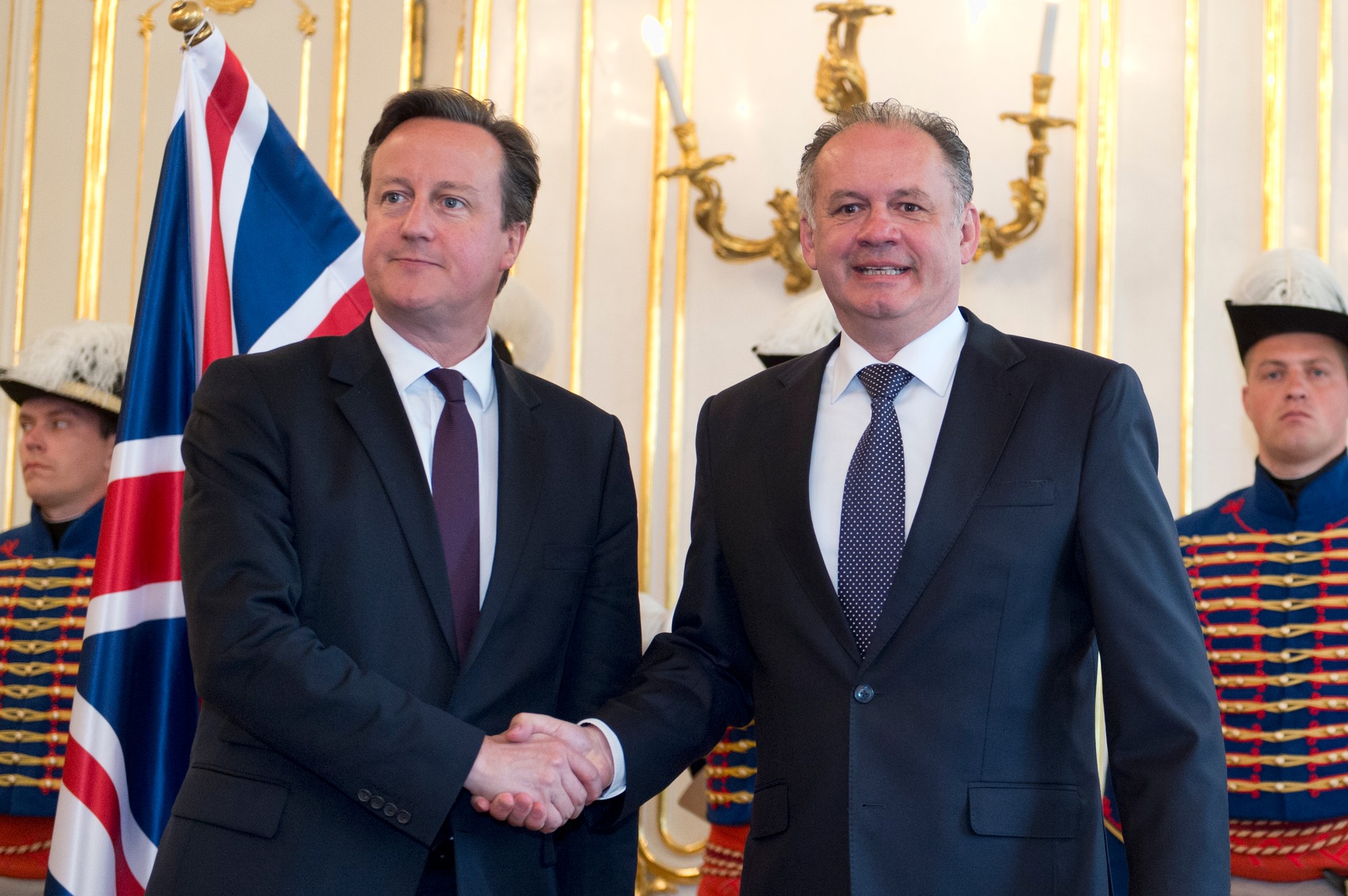Bývalý britský premiér David Cameron s niekdajším prezidentom SR Andrejom Kiskom v roku 2015.