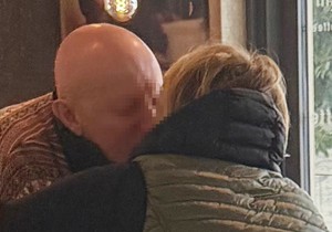 Ksenija Mijatović se ljubi sa starijom čovekom