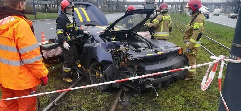 Ferrari za ponad 1,3 mln zł roztrzaskał w Łodzi. Co poszło nie tak? [ZDJĘCIA]