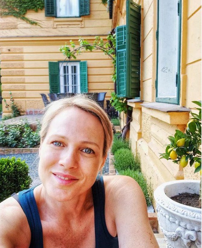 Adriana Poláková zásobuje fanúšikov fotkami zo zámočku v rakúskej obci Burgau. 