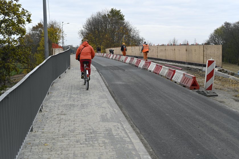 Na wiadukcie wyznaczono szeroki pas dla pieszych i rowerzystów