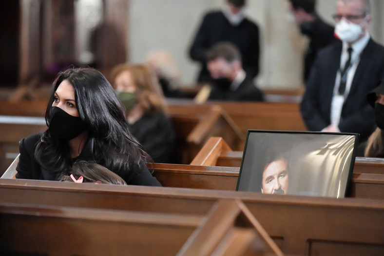 Adoptowana córka Krzysztofa Krawczyka Sylwia Urbańczyk podczas mszy pogrzebowej ojca