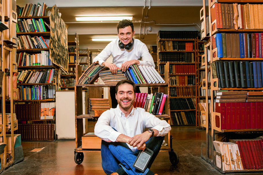 Programiści Mikołaj Małaczyński (na dole) i Mateusz Frukacz, miłośnicy książek, od zawsze interesowali się technologią elektronicznego papieru. Dzisiaj sprzedają bibliotekom abonamenty na e-booki.