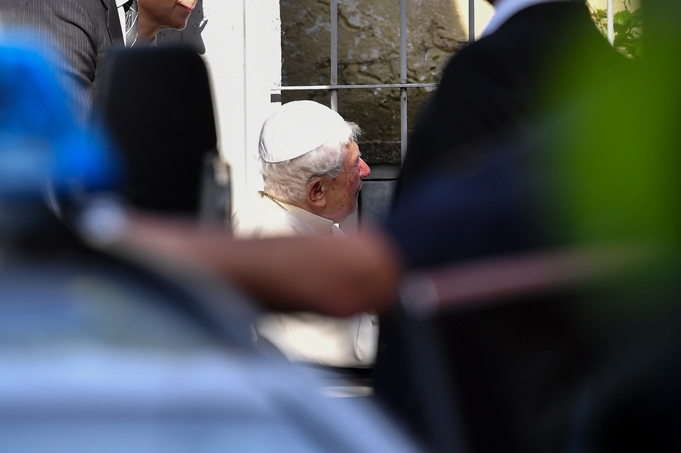 Benedykt XVI przed domem swojego brata