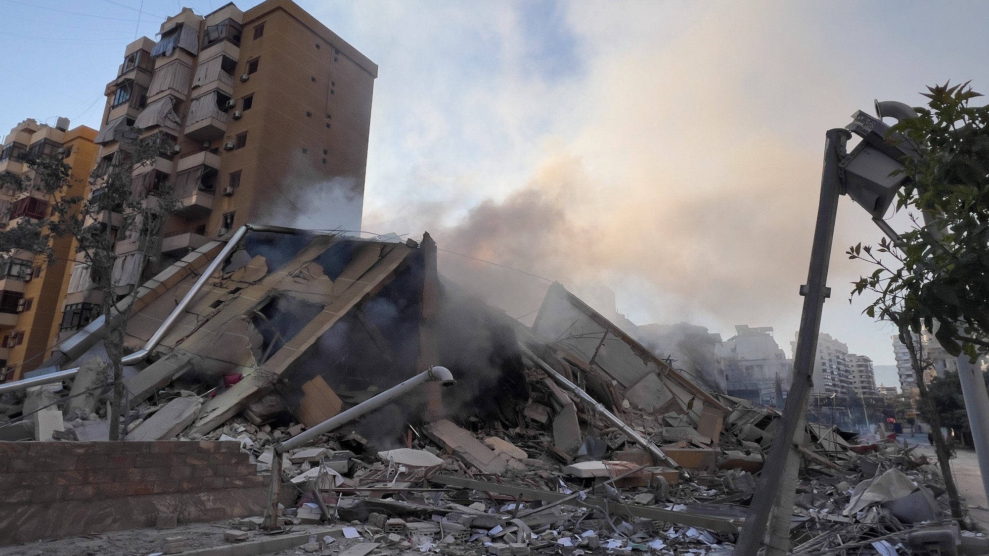 Zničená budova po izraelských leteckých útokoch v štvrti Dahíja, na južnom predmestí Bejrútu. 