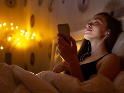 Odkryto ważny powód, dla którego przed snem warto słuchać muzyki relaksacyjnej. Nie chodzi o łatwość zasypiania!