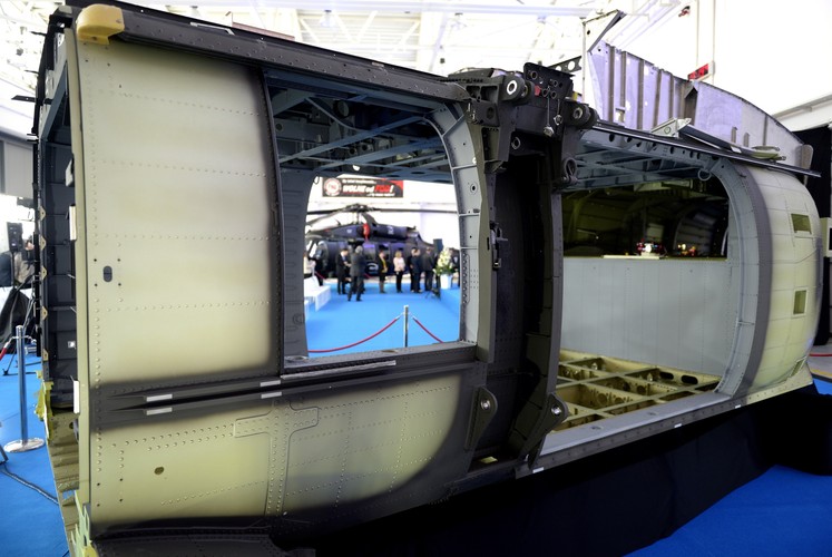 Obecny szef MON Antoni Macierewicz podjął decyzję o przeglądzie postępowań dotyczących zakupów, w tym na śmigłowce. Od tego czasu ministerstwo sprawdza, czy przetargu nie należy powtórzyć.
<br>
Podpisanie kontraktu, wartego ok. 13,3 mld zł, zależy od wyniku toczących się obecnie w Ministerstwie Rozwoju negocjacji offsetowych.
<br>
huk/ mhr/
<br><br> fot. (dd/zuz) PAP/Darek Delmanowicz