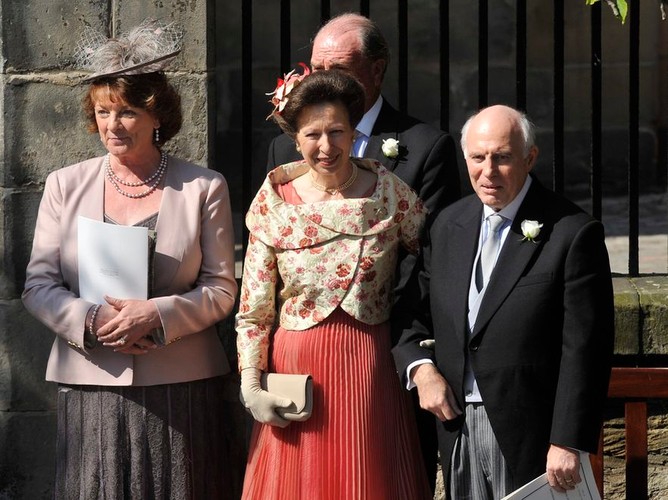 Księżna Anne, matka panny młodej, oraz rodzice pana młodego: Phil i Linda Tindall