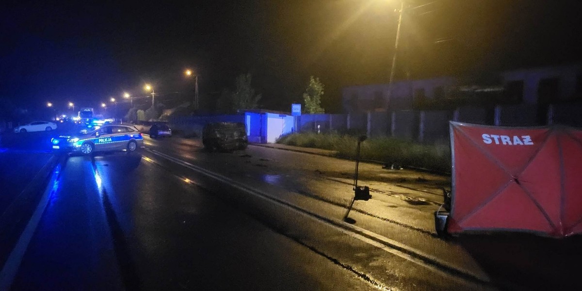 Tragiczny wypadek pod Opocznem. BMW uderzyło w dom i koziołkowało