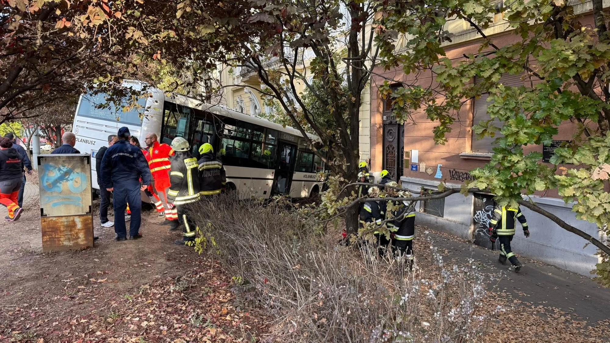 Pri nehode autobusu v Maďarsku sa zranili desiatky osôb.