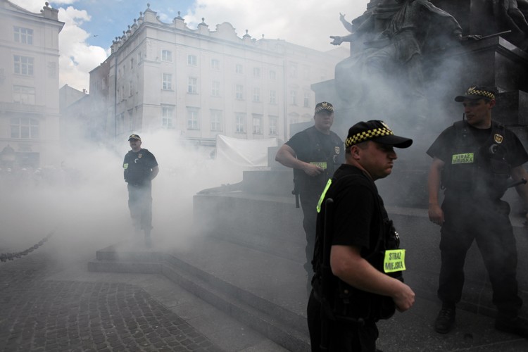 Dwie manifestacje w Krakowie. Homoseksualiści kontra narodowcy