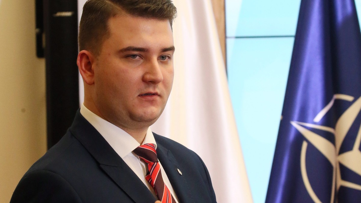 "Zapewnimy wam byt" — tak kusił polityków Platformy szef gabinetu ministra obrony Bartłomiej Misiewicz, namawiając ich do poparcia PiS. Prokuratura uznała, że to nie jest korupcja polityczna