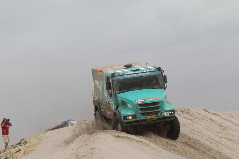 Dakar 2013: ciężarówka bez skrzyni, Małysz traci oddech (13. etap, wyniki, galeria)