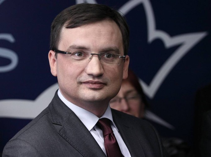 Podczas debaty w PE z okazji polskiej prezydencji europoseł Zbigniew Ziobro (PiS) zarzucił w środę rządowi RP ograniczanie wolności mediów. Zareagował na to Marek Siwiec (SLD) mówiąc, że represje miały miejsce, gdy Ziobro był ministrem sprawiedliwości. Przysłuchujący się tym wystąpieniom premier nie reagował; zabrał głos na zakończenie debaty. Kamery pokazały Tuska, który rękami zakrywał twarz.