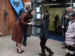 Tylko ona mogła wyglądać w tym dobrze! Babcina stylizacja księżnej Kate. FOTO