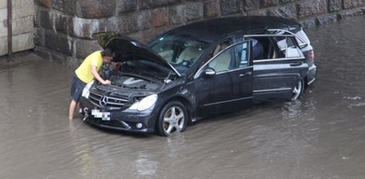 Ulewa lub burza zniszczyła ci auto? Co teraz zrobić?