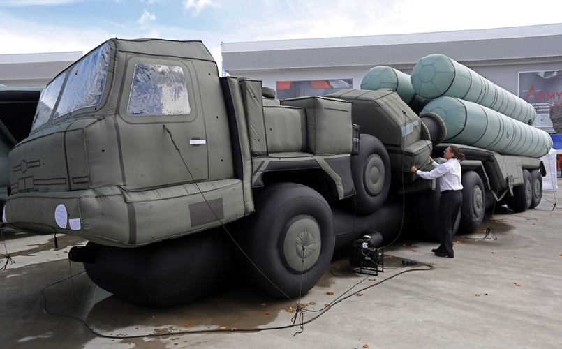 Organizatorzy podkreślają, że liczba uczestników i eksponowanego sprzętu wzrosła w porównaniu z pierwszą wystawą w ubiegłym roku. Pokazanych zostanie ponad 11 tys. egzemplarzy uzbrojenia i sprzętu wojskowego.<br><br> fot. EPA / SERGEI ILNITSKY