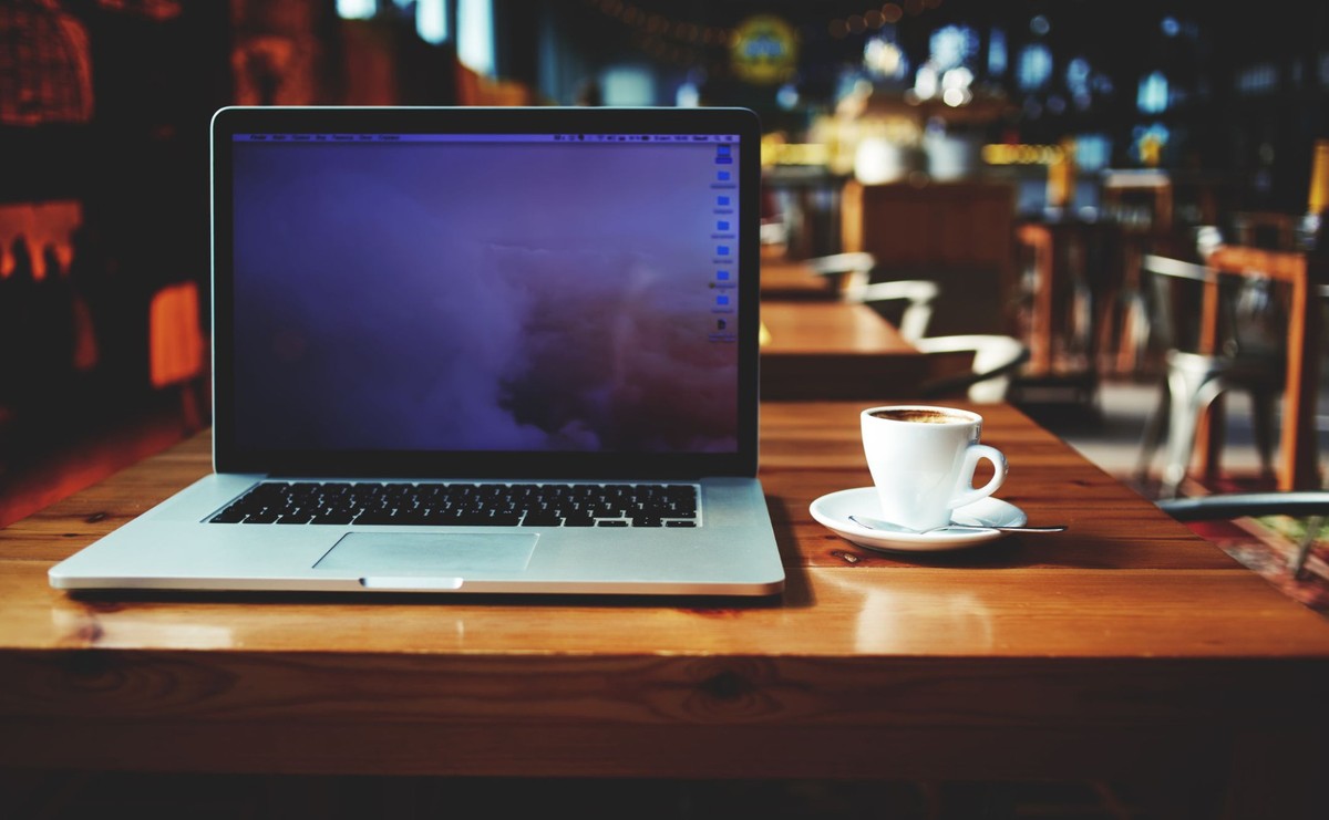 Laptop na kawiarnianym stoliku