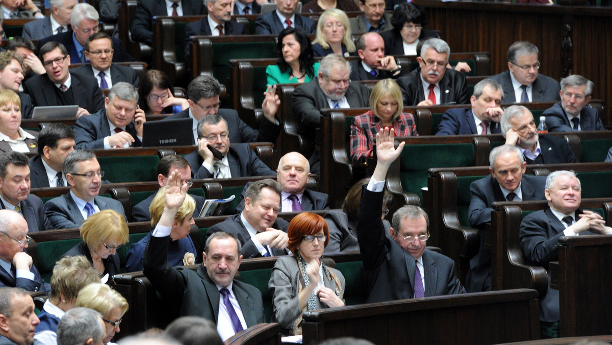 Po około czterech godzinach głosowania Sejm uchwalił ustawę budżetową na 2012 r. dopuszczającą maksymalny deficyt w wysokości 35 mld zł. Głosowało 433 posłów, 233 było za, 200 przeciw, żaden poseł nie wstrzymał się od głosu. Posłowie zdecydowali, że funkcjonariusze służb mundurowych otrzymają 300 złotych podwyżki. - Budżet chroni słabszych przed nadmiernym drenażem kieszeni - powiedział po posiedzeniu Sejmu premier Donald Tusk.